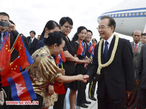 Chinese Premier Wen Jiabao (R, front) is greeted after arriving in Phnom Penh, capital of Cambodia, Nov. 18, 2012, to attend a series of meetings among East Asian leaders held here from Nov. 18 to 21. (Xinhua/Ma Zhancheng)