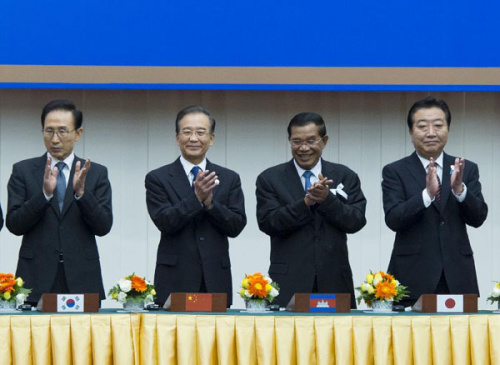 Chinese Premier Wen Jiabao (2nd L) attends a summit between the Association of Southeast Asian Nations (ASEAN) and China, Japan and South Korea (10+3) in Phnom Penh, Cambodia, Nov. 19, 2012. The summit coincided with the 15th anniversary of ASEAN Plus Thr