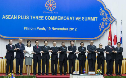 Chinese Premier Wen Jiabao (6th L) and other leaders hold hands for a photo during a summit between the Association of Southeast Asian Nations (ASEAN) and China, Japan and South Korea (10+3) in Phnom Penh, Cambodia, Nov. 19, 2012. The summit coincided with the 15th anniversary of ASEAN Plus Three (APT) cooperation. (Xinhua/Wang Ye)