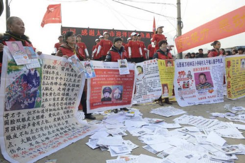 Parents display photos of their missing children in Taiyuan, North China's Shanxi province on Nov 18, 2012. [Photo/Asianewsphoto]