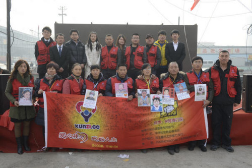 Parents and volunteers pose for a photo in in Taiyuan, North China's Shanxi province on Nov 18, 2012. [Photo/Asianewsphoto]