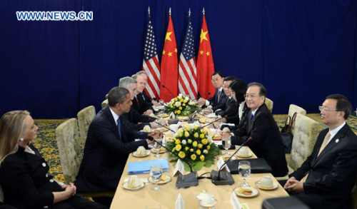 Chinese Premier Wen Jiabao (2nd R) meets with U.S. President Barack Obama (2nd L) before they attend the East Asia Summit in Phnom Penh, capital of Cambodia, Nov. 20, 2012. (Xinhua/Zhang Duo)