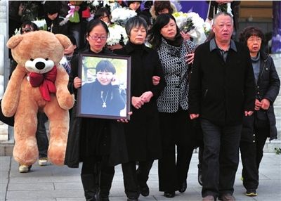 Family members, as well as hundreds of friends and fans, say their final goodbyes to comic artist Xiang Yao at the Babaoshan Revolutionary Cemetery in Beijing, Nov. 18, 2012.  