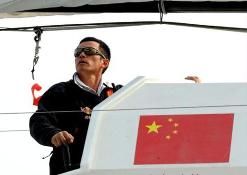Chinese sailor Guo Chuan starts his around-the-globe sail off the Qingdao coast, East  China's Shandong province, Nov 18, 2012. [Photo/Xinhua]