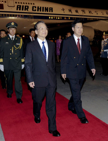 Chinese Premier Wen Jiabao (L, front) arrives in Bangkok, capital of Thailand, Nov. 20, 2012. Wen Jiabao arrived here Tuesday night for an official visit to Thailand. (Xinhua/Zhang Duo)