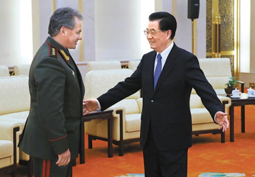 President Hu Jintao welcomes Russian Defense Minister Sergei Shoigu in Beijing on Wednesday. Hu said China will continue to develop strong relations with Russia. Photo by Xu Jingxing / China Daily 