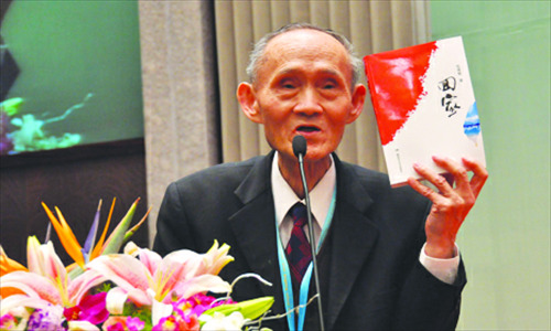 Gao Binghan holds a book, Returning Home, which tells story of Gao and shows veterans' feelings towards the mainland. Photo: eastday.com