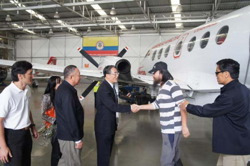 Chinese ambassador to Colombia Wang Xiaoyuan (3rd from right) shakes hands with a Chinese hostage on Nov 22, 2012. [Photo/Xinhua]  
