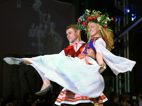 Diplomats from Belarus display a talent for graceful maneuverability at a fashion show in Beijing on Thursday. Diplomats from 91 countries, including the United States, Spain and Brazil, took part in the event. [Zou Hong/China Daily]