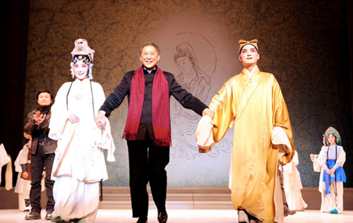 Kenneth Hsien-yung Pai (center) thanks the audience with two leading actors of The Jade Hairpin.