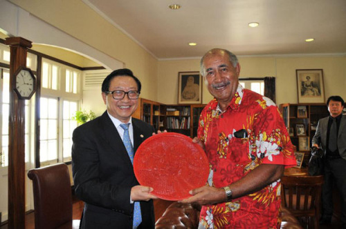 Fijian President and Patron of the Fiji Red Cross Society Ratu Epeli Nailatikau (R) receives a souvenir, a traditional Chinese lacquerware, from Hua Jianmin (L), president of the Red Cross Society of China, and Vice Chairman of the Standing Committee of the National People's Congress of China, in Suva, Fiji, Nov. 23, 2012. The Chinese Red Cross delegation is on a three-day working visit to the South Pacific country starting on Thursday.(Xinhua/Liu Peng)