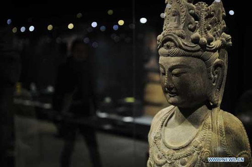 Visitors watch the treasures at the Treasures of Ancient China Exhibition held at Topkapi Palace Museum in Istanbul of Turkey, on Nov. 20, 2012.(Xinhua/Ma Yan) 