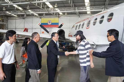 Chinese Ambassador to Colombia Wang Xiao (C) shakes hands with one of four freed Chinese workers of an oil company at the airport in Bogota, Colombia, on November 22, 2012. (Xinhua/Jhon Paz)