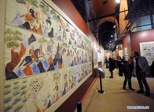 Visitors watch the duplicate of ancient mural paintings at The Colors of Dunhuang: A Magic Gateway to the Silk Road exhibition held in Mimar Sinan University in Istanbul of Turkey, on Nov. 20, 2012. The Exhibition kicked off here on Tuesday. (Xinhua/Ma Yan) 