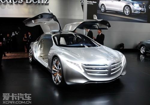 The Guangzhou Auto Show enters into its second day, and is officially open to the public. Tens of thousands of car fans find that almost every car brand has put new energy models and feul efficient models on display. 