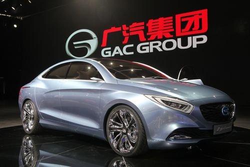 The Guangzhou Auto Show enters into its second day, and is officially open to the public. Tens of thousands of car fans find that almost every car brand has put new energy models and feul efficient models on display. 