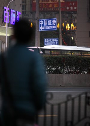 On Caoxi Road North in Xuhui district Monday, privately erected signs bearing a resemblance to public road signs point the way to nearby local businesses. The one above directs passersby to CITIC Securities and the other points to ONLY Education's VIP Children's Center. Photo: Cai Xianmin/GT 