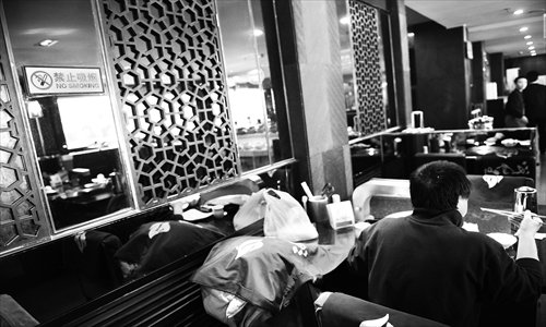 A customer dines at a smoke-free restaurant on Yuquan Lu, Haidian district Monday. Photo: Li Hao/GT 