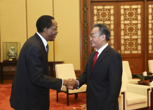 Wu Bangguo (R), chairman of the Standing Committee of the National People's Congress of China, shakes hands with Mathurin Nago, president of the National Assembly of Benin, in the Great Hall of the People in Beijing, capital of China, Nov. 26, 2012. (Xinhua/Ding Lin)