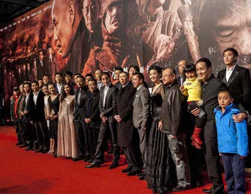 Back to 1942 has just won two awards at Rome Film Festival. Now the director and cast are all back in China.