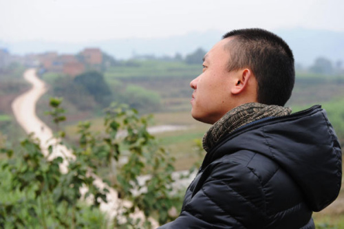 Photo taken on Nov 27, 2012 shows Ren Jianyu, a village official in southwest China's Chongqing Municipality, in his hometown in Chongqing. [Photo/Xinhua] 