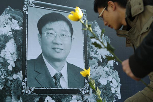 Beihang University students pay their respects to Luo Yang, former head of production for the J-15 fighter jet. Luo graduated from the university in 1982.[Wang Jing / China Daily] 