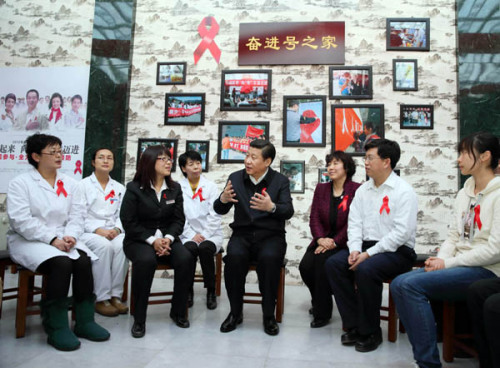 Xi Jinping, general secretary of the Communist Party of China (CPC) Central Committee, talks with medical experts, volunteers and representatives of non-governmental organizations while visiting a community clinic on eve of the World Aids Day in Beijing, capital of China, Nov. 30, 2012. (Xinhua/Lan Hongguang)
