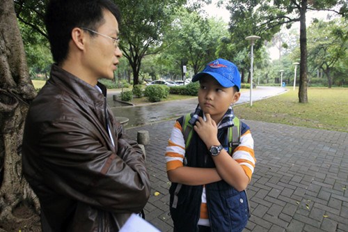 Feng Shaoyi and his father, Feng Yingang, in Zhuhai, Guangdong province.