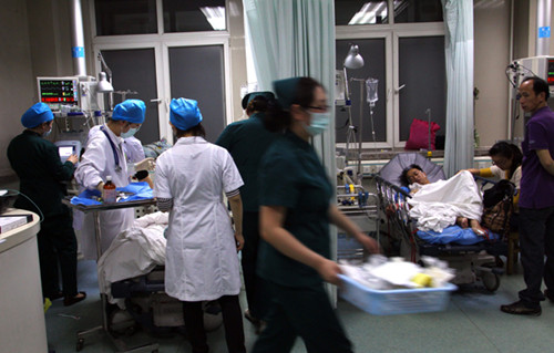 A busy emergency room at the Armed Police General Hospital in Beijing. [Photo by Zou Hong / China Daily]