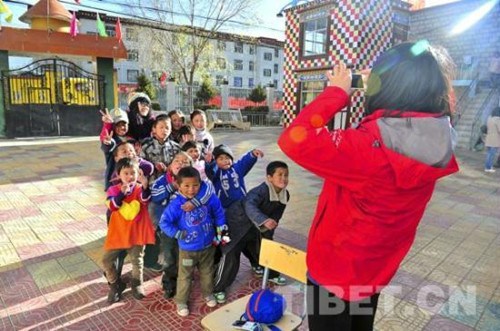 Children were taking photoes in the Chozin Family Welfare House in Lhasa, capital city of southwest China��s Tibet Autonomous Region.[Photo/China Tibet Online]