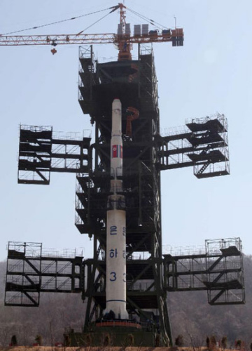 Photo taken on April 8, 2012 shows the Unha-3 rocket for launching Kwangmyongsong-3 satellite installed on the launch pad in Tongchang-ri base, Cholsan County, North Phyongan Province, the Democratic People's Republic of Korea(DPRK). [Photo/Xinhua]