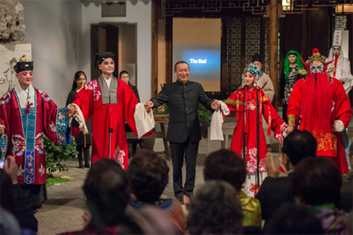 Academy Award winner and director of The Peony Pavilion Tan Dun greets the audience with cast members at the Astor Court in New Yorks Metropolitan Museum of Art. [Photo by STEPHANIE BERGER / FOR CHINA DAILY]