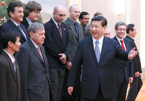 Xi Jinping, general secretary of the Communist Party of China Central Committee, meets a group of foreign experts working in China at the Great Hall of the People in Beijing on Wednesday. [Wu Zhiyi/China Daily]