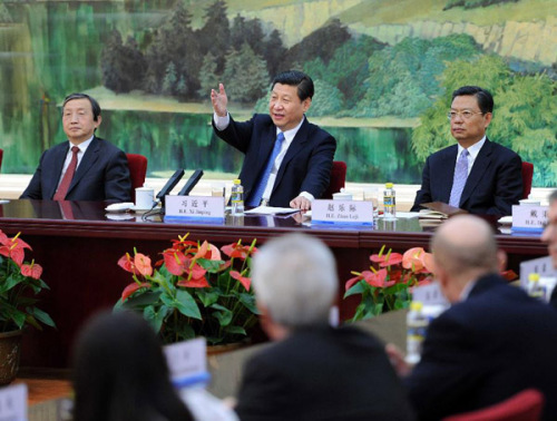 Xi Jinping (C back), general secretary of the Communist Party of China (CPC) Central Committee, communicates with foreign experts working in China during a meeting in Beijing, capital of China, Dec. 5, 2012. It is Xi's first meeting with foreign guests since he was elected general secretary of the CPC Central Committee. (Xinhua/Li Tao)