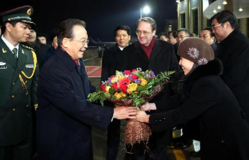 Chinese Premier Wen Jiabao (2nd L, front) is welcomed on his arrival in Moscow, Russia, Dec. 5, 2012. Wen will attend the 17th regular meeting between the two countries' prime ministers and pay an official visit to Russia. (Xinhua/Yao Dawei)