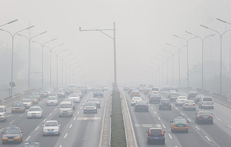 Vehicles drive in dense fog in Beijing in this Nov 16, 2012 file photo. [Photo/Xinhua] 