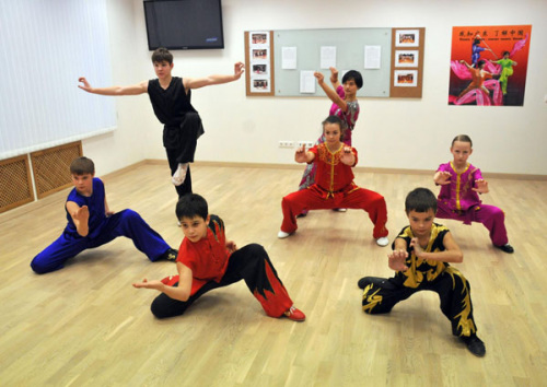Russian boys and girls learn Chinese kung fu at the new Chinese culture center in downtown Moscow on Dec 5, 2012. Occupying 2,500 square meters, the center is equipped with multi-functional halls, exhibition rooms, movie houses, libraries, and digital reading rooms, and also special rooms to teach Chinese kung fu, calligraphy, paper cutting and Chinese dances.[Photo/Xinhua] 