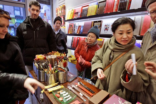 Customers crowd into the Yunhong Chopsticks store in Chinatown in New York. [Photo/Provided to China Daily]