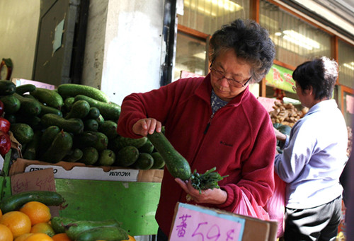 A customer examines the produce at a market in Chinatown in San Francisco. [Photo/Agencies]