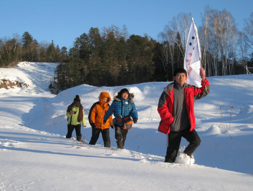 Volunteer conservationists from the China branch of the World Wide Fund for Nature patrol the Suiyang Siberian tiger protection zone in Heilongjiang on Wednesday. [Photo by Wu Yong / China Daily]