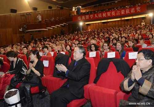 Chinese writer and 2012 Nobel Literature Prize winner Mo Yan meets with college students before they see the film Red Sorghum based on Mo Yan's manuscript in Stockholm, capital of Sweden on Dec. 9, 2012. (Xinhua/Wu Wei)