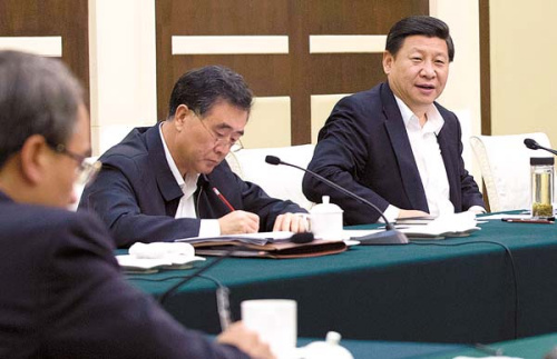 Xi Jinping, general secretary of the Communist Party of China Central Committee, and Wang Yang, Party chief of Guangdong, meet with government officials and business leaders in Guangdong province on Sunday. [Photo/Xinhua]