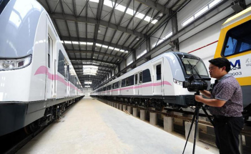 A journalist shoots at a garage of the Changqing depot of Wuhan Subway Line 2 in Wuhan, capital of Central China's Hubei province, in this July 14, 2012 file photo. The Line No 2 is the first subway line of the city, also the first subway line across the Yangtze River. [Photo/Xinhua]
