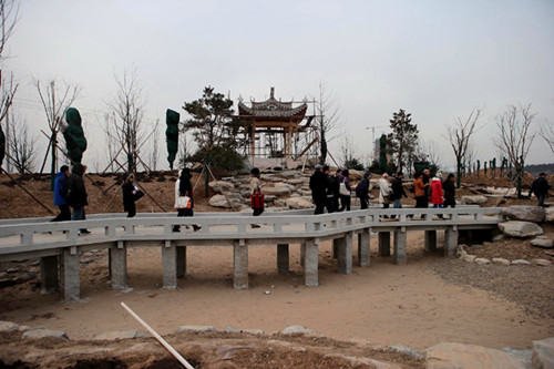 Visitors tour a construction site on Thursday at a park that will open alongside the ninth China International Garden Expo, which will be held in 2013 at Fengtai district in southwestern Beijing. [Photo By WANG JIANING / FOR CHINA DAILY]