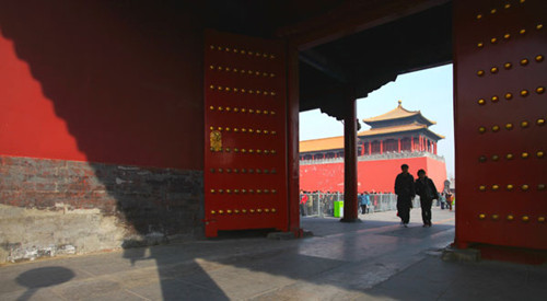 Visitors can experience the loveliest and liveliest side of this overwhelming city in merely three days - visiting the age-old Forbidden City and Qianmen, shopping at the modernized CBD and Sanlitun, ice-skating on Houhai Lake or enjoying a dinner of Peking roast duck in a fancy restaurant. China Daily file Photos