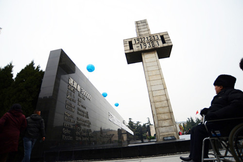 On the 75th anniversary of the Nanjing Massacre on Thursday, Chinese and Japanese mourners gather in the Memorial Hall of the Victims of the Nanjing Massacre by the Japanese Invaders in Nanjing, Jiangsu province, to pay tribute to those who died in the atrocity. [Photo by Li Ke / for China Daily]