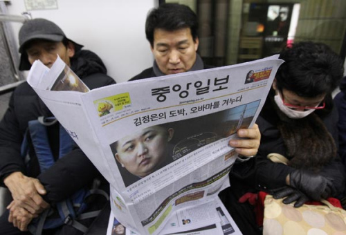 A ROK citizen reads a newspaper reporting the DPRK's rocket launch, on a subway train in Seoul on Thursday. Pyongyang successsfully fired a long-range rocket on Wednesday.[AHN YOUNG-JOON/ASSOCIATED PRESS] 