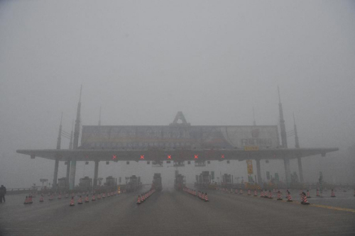 A toll-gate on an expressway closed as a heavy fog hit Jinan, capital of east China's Shandong Province, Dec. 15, 2012. (Xinhua)