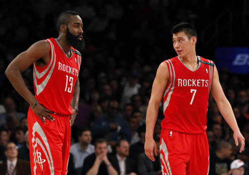Houston Rockets point guard Jeremy Lin talks with teammate guard James Harden (L) in the second quarter of their NBA basketball game against the New York Knicks at Madison Square Garden in New York, December 17, 2012. [Photo/Agencies]  