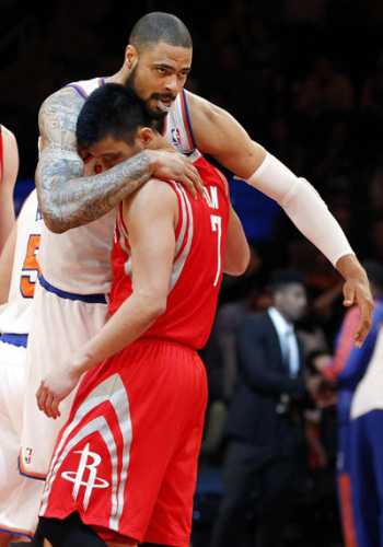 Houston Rockets point guard Jeremy Lin is hugged by former teammate New York Knicks center Tyson Chandler prior to the tip off of their NBA basketball game at Madison Square Garden in New York, December 17, 2012. [Photo/Agencies]  